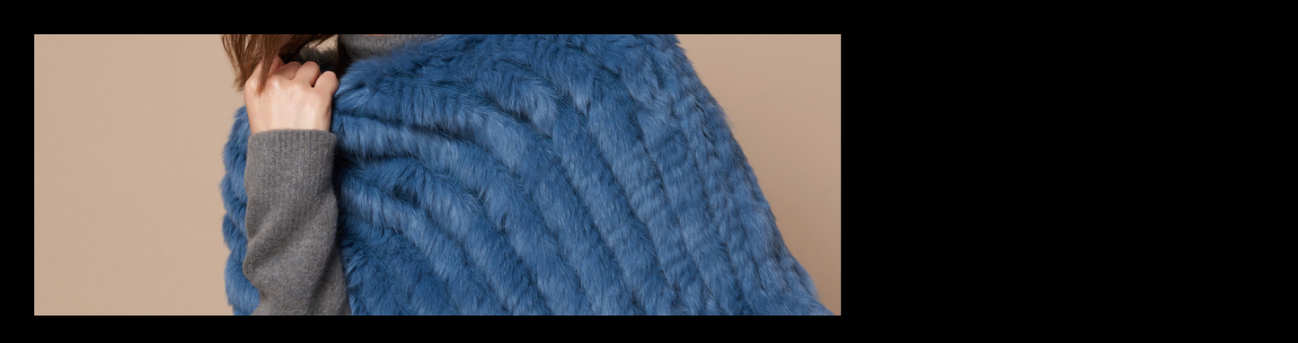 Ponchos en peau de lapin de couleur bleu, présentés sur une bannière