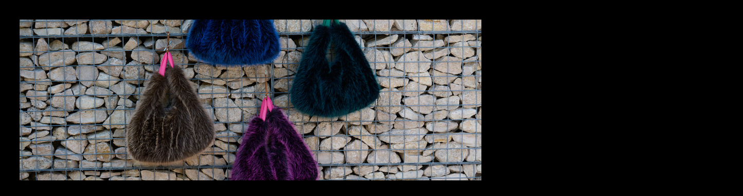 Sacs Heart accrochés au mur, couleurs vert, bleu, violet et marron, présentés sur une bannière