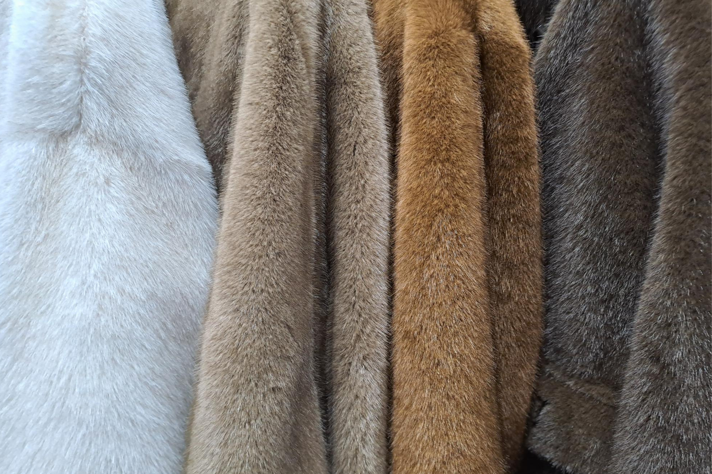 Différentes fausses fourrures aux couleurs et textures variées, disposées côte à côte.